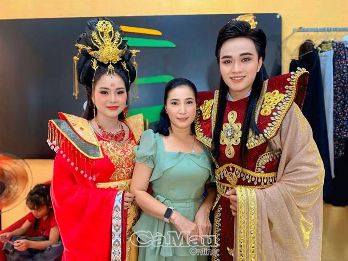 Tác giả Trương Thị Chanh (giữa) cùng Nghệ sĩ Hồng Nhiên và Lâm Minh Nghiên khi quay MV Bạch Long tiên tử do chị viết lời.