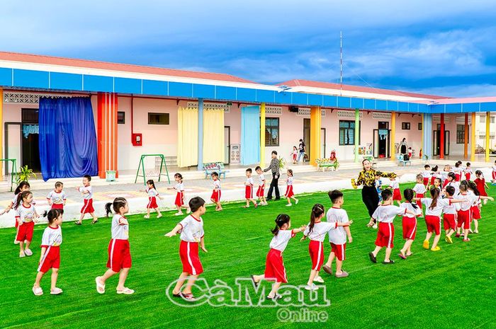 Trẻ mầm non vui tươi bước vào năm học mới. Ảnh: NHẬT MINH 