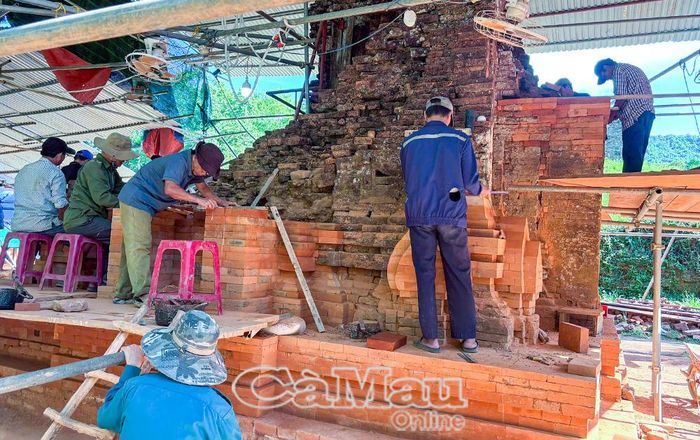 Trong quá trình trùng tu, các nghệ nhân tuân thủ nguyên tắc bảo tồn tối đa yếu tố gốc của di sản.