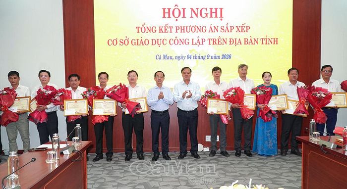 Đồng chí Huỳnh Quốc Việt, Phó Bí thư Thường trực Tỉnh uỷ (thứ 6 từ phải sang)
