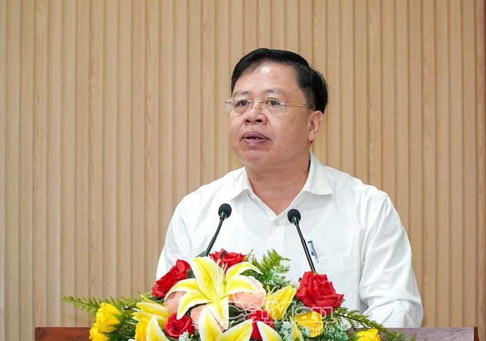 Ông Nguyễn Văn Nguyên, Giám đốc Sở Giáo dục & Đào tạo, báo cáo kết quả sắp xếp, kiện toàn mạng lưới cơ sở giáo dục công lập trên địa bàn tỉnh.