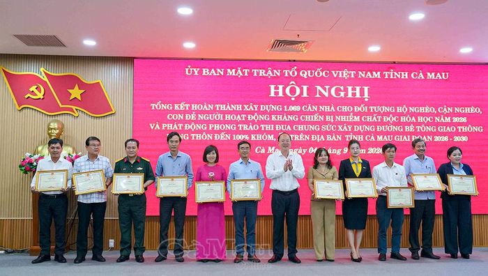 Bí thư Tỉnh uỷ Nguyễn Hồ Hải (thứ 7 từ trái sang) trao khen thưởng cho các tập thể, doanh nghiệp và cá nhân có thành tích tiêu biểu trong thực hiện chương trình hỗ trợ xây dựng 1.069 căn nhà.