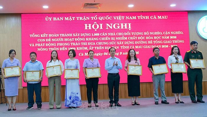 Đồng chí Hồ Thanh Thuỷ, Phó Bí thư Tỉnh uỷ, Chủ tịch Uỷ ban MTTQ Việt Nam tỉnh Cà Mau (thứ 6 từ trái sang) trao khen thưởng cho các tập thể, doanh nghiệp và cá nhân có thành tích tiêu biểu trong thực hiện chương trình hỗ trợ xây dựng 1.069 căn nhà.