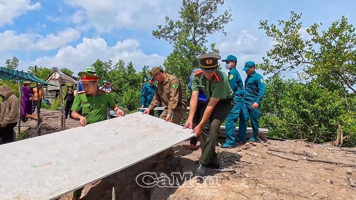 Lực lượng công an, quân sự, đoàn viên, hội viên và người dân cùng góp ngày công, vận chuyển vật liệu, hỗ trợ xây dựng nhà cho các gia đình khó khăn.
