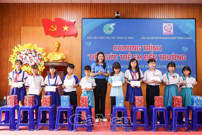 Những suất học bổng và phần quà từ Chương trình “Đồng hành cùng phụ nữ biên cương” tiếp thêm động lực để học sinh có hoàn cảnh khó khăn tại xã Gành Hào vững bước đến trường.