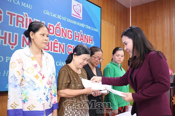 Chủ tịch Hội LHPN tỉnh Lê Thị Ngọc Linh trao quà cho hội viên phụ nữ nghèo, có hoàn cảnh khó khăn tại xã Gành Hào.