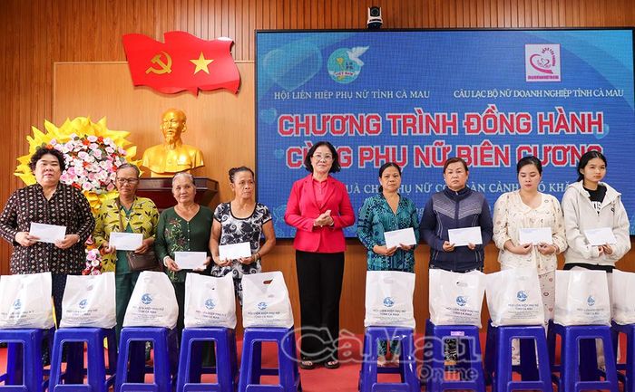 Bà Nguyễn Thị Mỹ Diệp, Chủ nhiệm Câu lạc bộ Nữ doanh nghiệp tỉnh Cà Mau, trao quà cho phụ nữ có hoàn cảnh khó khăn tại xã Gành Hào.