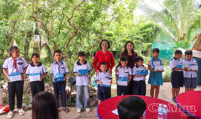 Phó Chủ tịch Uỷ ban MTTQ Việt Nam tỉnh Cà Mau, Chủ tịch Hội LHPN tỉnh Lê Thị Ngọc Linh (bên phải) và bà Nguyễn Thị Mỹ Diệp, Chủ nhiệm Câu lạc bộ Nữ doanh nghiệp tỉnh Cà Mau, trao học bổng và quà cho học sinh có hoàn cảnh khó khăn tại xã Đông Hải.