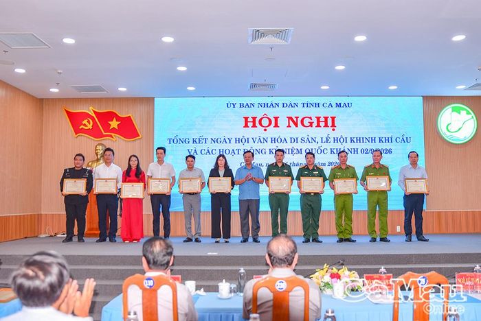 Có 36 tập thể và 29 cá nhân được Chủ tịch UBND tỉnh tặng Bằng khen ghi nhận sự đóng góp tích cực, góp phần thành công cho chuỗi sự kiện của tỉnh.