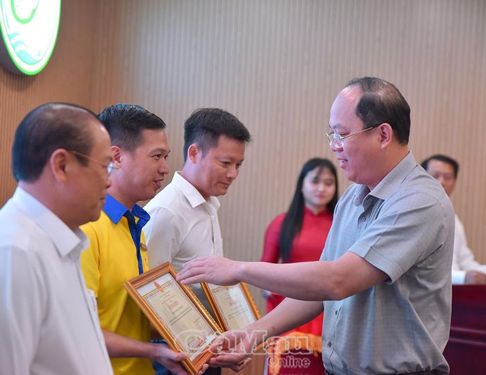  Bí thư Tỉnh uỷ Nguyễn Hồ Hải gửi lời cảm ơn và trao Bằng khen cho đại diện các doanh nghiệp.