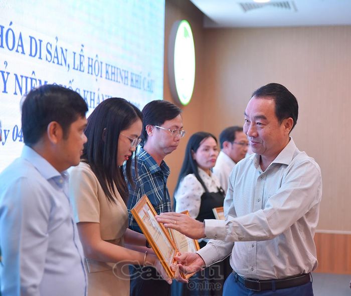  Đồng chí Lữ Quang Ngời, Phó Bí thư Tỉnh uỷ, Chủ tịch UBND tỉnh, tặng Bằng khen cho các tập thể.