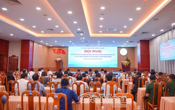  Các đại biểu trình bày báo cáo tham luận.