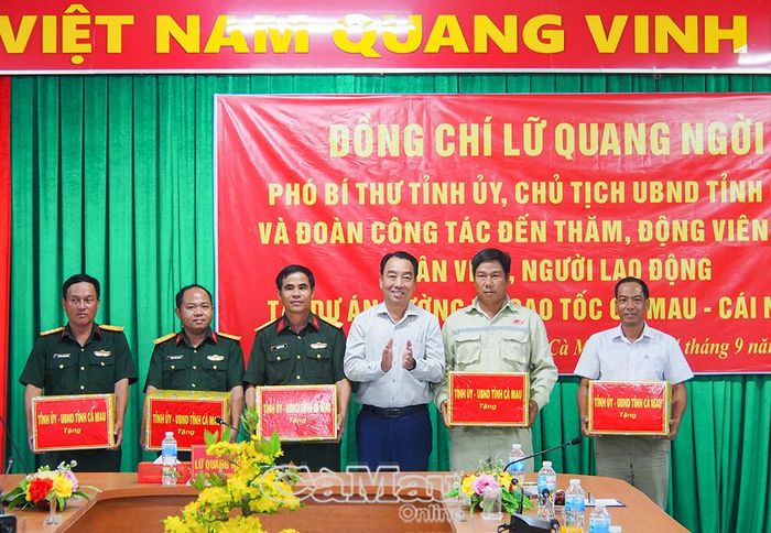 Đồng chí Lữ Quang Ngời, Chủ tịch UBND tỉnh tặng quà cán bộ Ban Trường Sơn Nam.