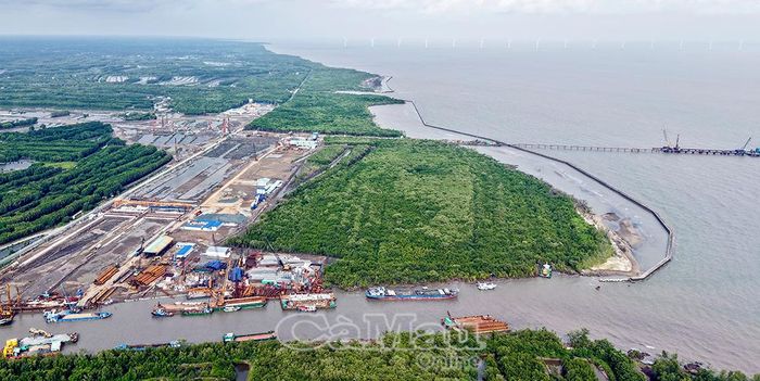 Tại vị trí phía bờ kết nối với đoạn thành phần cao tốc Cái Nước - Đất Mũi (xã Đất Mũi), Binh đoàn 12 thuộc Tổng Công ty Xây dựng Trường Sơn đang tập trung phương tiện, nhân lực thực hiện các phần việc thuộc dự án thành phần cầu vượt biển ra cảng Hòn Khoai.