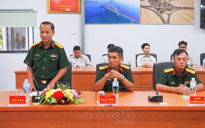 Đại tá Trần Hải Bắc, Giám đốc Ban Trường Sơn Nam, báo cáo tiến độ thực hiện dự án.