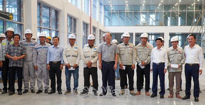 Bí thư Tỉnh uỷ Nguyễn Hồ Hải tặng quà động viên cán bộ, lực lượng công nhân, kỹ sư thi công xuyên lễ tại công trường Cảng hàng không Cà Mau.