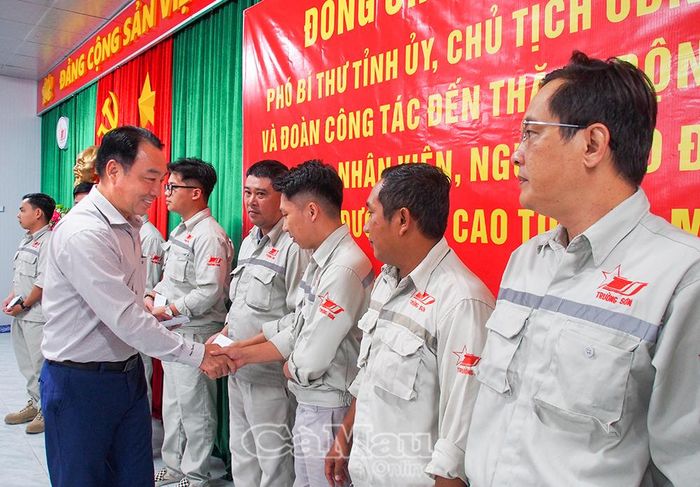 Đồng chí Lữ Quang Ngời, Chủ tịch UBND tỉnh tặng quà, động viên cán bộ, nhân viên đảm nhận nhiệm vụ quản lý, thi công dự án.