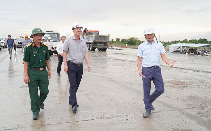 Bí thư Tỉnh uỷ Cà Mau Nguyễn Hồ Hải (đi giữa) kiểm tra thực địa tại Gói thầu số 12 thi công đường cất hạ cánh, đường lăn và sân đỗ máy bay.