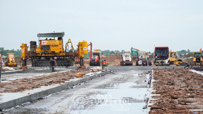 Trang thiết bị, máy móc cơ giới được huy động tối đa để thi công hạng mục đường cất hạ cánh Cảng hàng không Cà Mau.