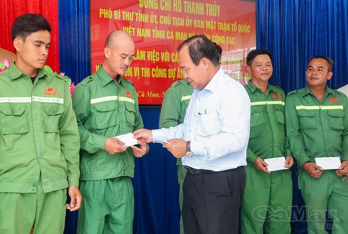 Đồng chí Nguyễn Minh Luân, Phó Chủ tịch UBND tỉnh tặng quà cho các chiến sĩ thi công dự án đường bộ cao tốc Cái Nước - Đất Mũi.