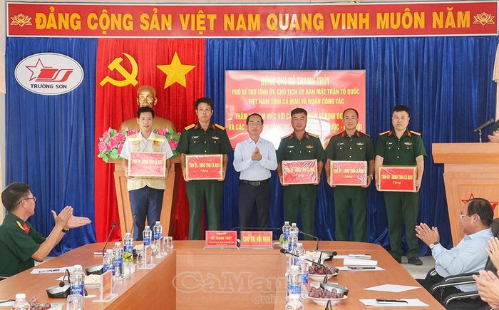 Đồng chí Hồ Thanh Thủy, Phó Bí thư Tỉnh ủy, Chủ tịch Uỷ ban MTTQ Việt Nam tỉnh tặng quà đại diện chủ đầu tư và đơn vị thi công.