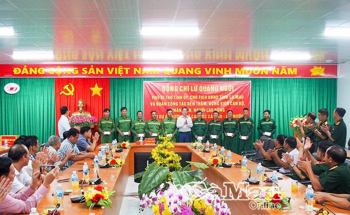 Đồng chí Lữ Quang Ngời, Chủ tịch UBND tỉnh tặng quà, động viên người lao động thực hiện dự án.