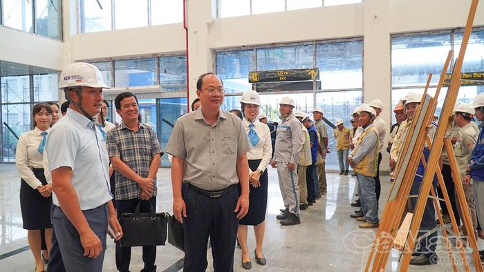 Bí thư Tỉnh uỷ Nguyễn Hồ Hải khảo sát thực tế tại Gói thầu số 20 thi công nhà ga hành khách, hạng mục hiện đã hoàn thành 85% khối lượng.