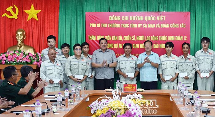 Tại buổi đến thăm, đồng chí Huỳnh Quốc Việt, Phó Bí thư Thường trực Tỉnh uỷ (bên phải), và đồng chí Lâm Văn Bi, Phó Chủ tịch Thường trực UBND tỉnh, tặng quà động viên cán bộ, chiến sĩ, kỹ sư và công nhân đang thi công trên công trường Dự án cầu ra Cảng Hòn Khoai.