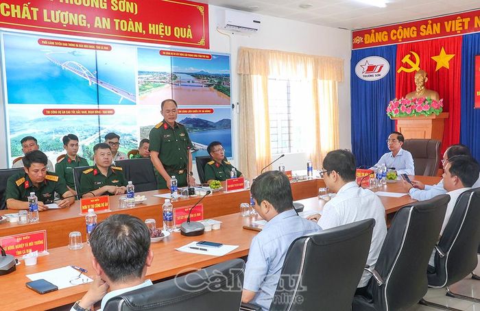 Thượng tá Doãn Văn Thế, Trưởng phòng Điều hành Dự án 3 (thuộc Ban Quản lý Dự án 166, Bộ Quốc phòng) đề nghị tỉnh Cà Mau tiếp tục đồng hành cùng chủ đầu tư thực hiện dự án, đặc biệt trong thời gian tới là giai đoạn đẩy nhanh tiến độ thi công.