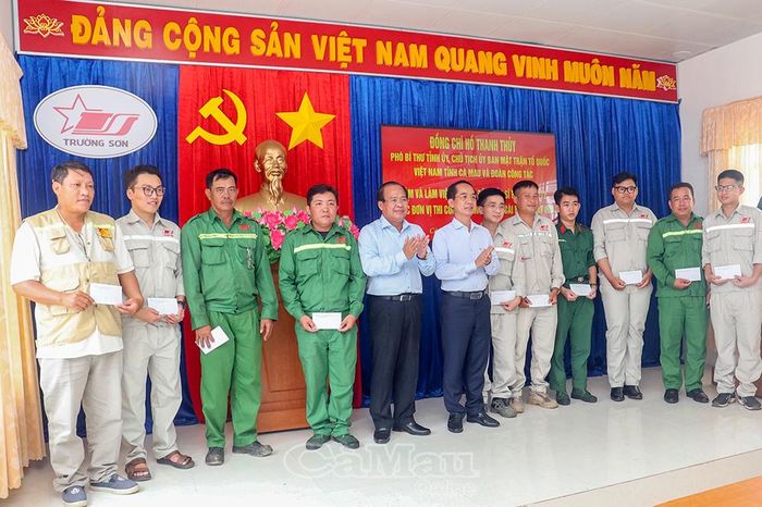 Đồng chí Hồ Thanh Thuỷ, Phó Bí thư Tỉnh uỷ, Chủ tịch Uỷ ban MTTQ Việt Nam tỉnh và đồng chí Nguyễn Minh Luân, Phó Chủ tịch UBND tỉnh (bên trái) tặng quà cho các chiến sĩ thi công dự án đường bộ cao tốc Cái Nước - Đất Mũi.