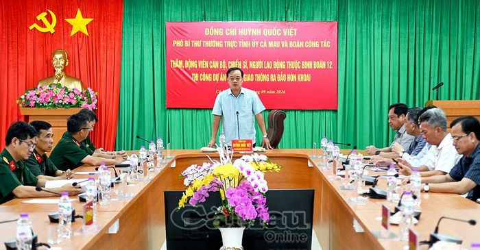 Đồng chí Huỳnh Quốc Việt, Phó Bí thư Thường trực Tỉnh uỷ, phát biểu động viên cán bộ, chiến sĩ, kỹ sư và công nhân đang thi công trên công trường Dự án cầu ra Cảng Hòn Khoai (nối đất liền ra đảo Hòn Khoai).