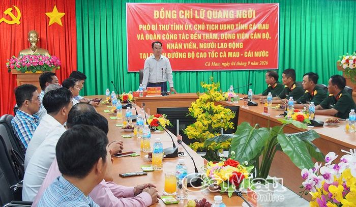 Đồng chí Lữ Quang Ngời, Phó Bí thư Tỉnh uỷ, Chủ tịch UBND tỉnh, động viên cán bộ, nhân viên, người lao động thực hiện Dự án đường bộ cao tốc Cà Mau - Cái Nước.