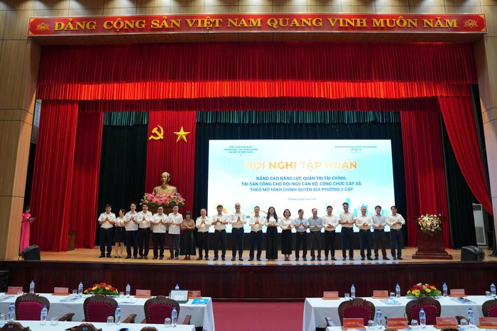 Lãnh đạo KTNN và thành phố Đà Nẵng chụp ảnh lưu niệm cùng các giảng viên. Ảnh: TIẾN TÚ