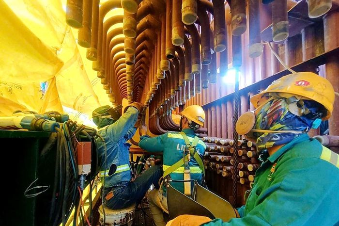 Lắp đặt thiết bị lò hơi của nhà máy. Ảnh: LILAMA 18
