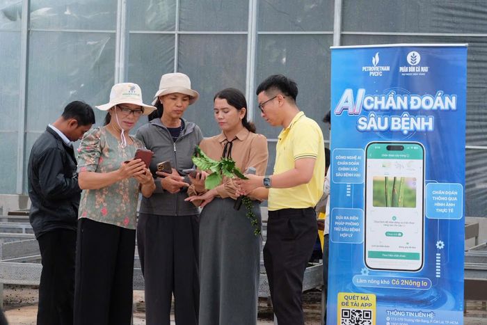 Bà con được hướng dẫn cài đặt và sử dụng dữ liệu trên ứng dụng 2Nông. Ảnh: Phân bón Cà Mau 
