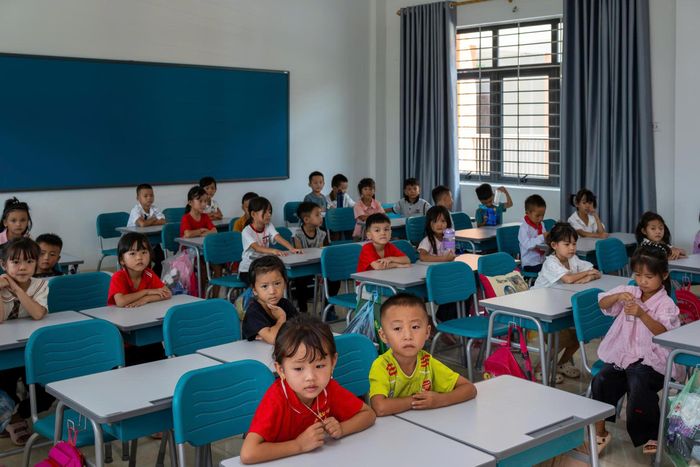 Các em học sinh được học trong ngôi trường mới, lớp mới, bàn ghế mới