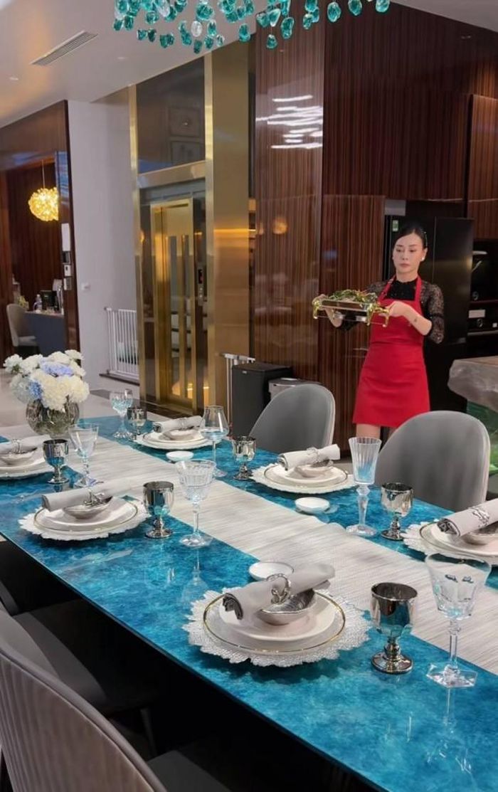 Cô thường xuyên vào bếp và ghi lại những lần mình nấu ăn cho cả gia đình. Ảnh: FBNV