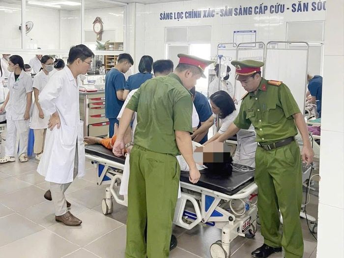 Nạn nhân được đưa đến bệnh viện. Ảnh: CA.