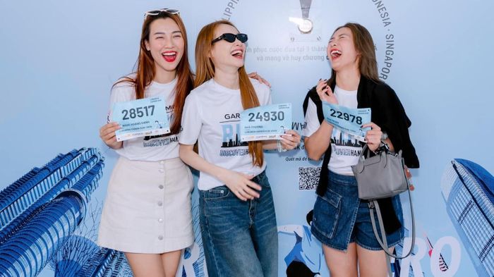 Khả Ngân và Nhã Phương tham gia nhiều buổi đi chạy bộ cùng nhau 