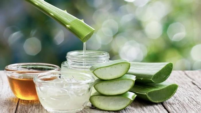 Sau khi sơ chế, bạn hãy chần nha đam qua nước sôi rồi ngâm với nước đá để giữ được độ giòn. Ảnh minh họa