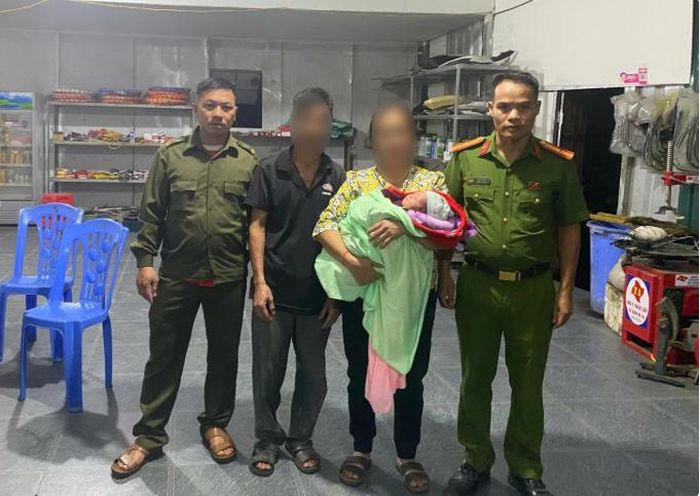 Lực lượng Công an xã Khổng Lào phối hợp lập biên bản vụ việc và thăm hỏi sức khỏe cháu bé sơ sinh. Ảnh: CA.↵