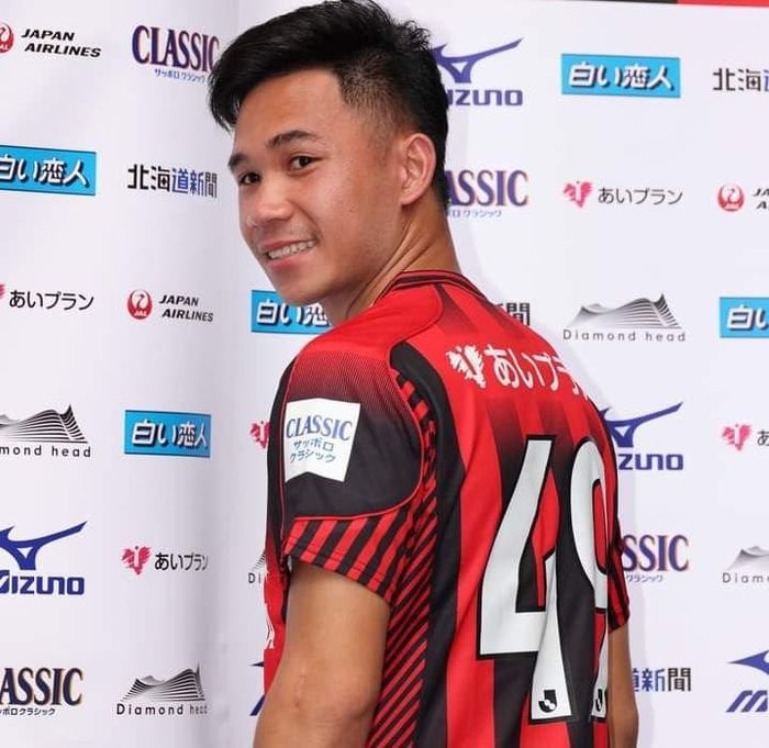 Supachok Sarachat thi đấu tại J.League
