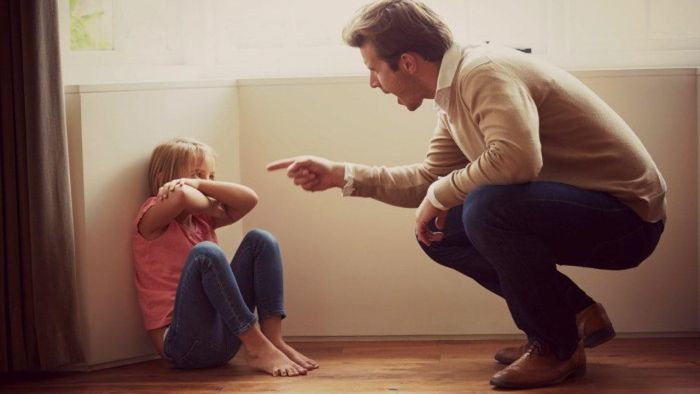 Mỗi đứa trẻ đều có thể gặp một vài vấn đề về ngoại hình hoặc sức khỏe như cận thị, thừa cân, nói lắp... Những điều này vốn đã khiến con mặc cảm, vì vậy nếu cha mẹ vô tình đem ra kể trước mặt người khác, trẻ càng dễ tổn thương và tự ti. Ảnh minh họa.