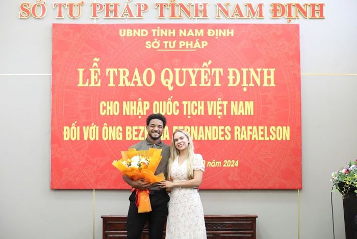 Nguyễn Xuân Son cùng vợ trong ngày nhận quốc tịch Việt Nam. Ảnh: FBNV