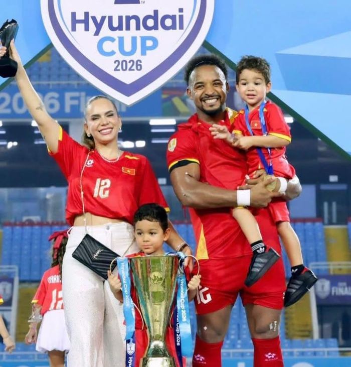 Gia đình Xuân Son cùng chia sẻ khoảnh khắc đáng nhớ bên chiếc cúp ASEAN Cup 2026. Ảnh: FBNV