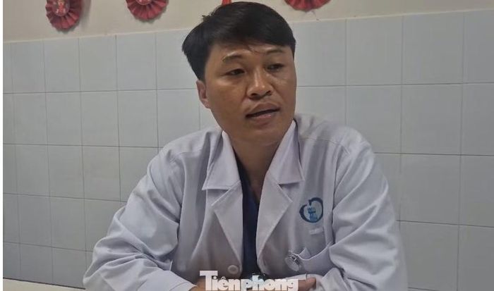 Bác sĩ Nguyễn Đình Lợi kể lại cuộc phẫu thuật. Ảnh: Tiền phong.