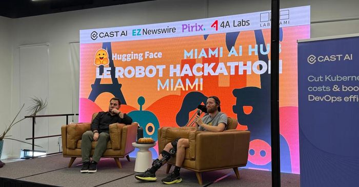 Clément Delangue, đồng sáng lập kiêm CEO Hugging Face, tại sự kiện LeRobot Hackathon ở Miami, Mỹ. Ảnh: Miami AI Hub/EZ Newswire.