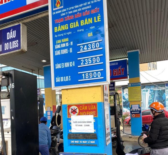 Giá xăng E5RON92 và E10RON95-III cùng tăng từ 15 giờ ngày 3/9, trong khi giá dầu diesel và dầu madút giảm. Biến động giá nhiên liệu tác động trực tiếp đến chi phí đầu vào của nhiều nhóm doanh nghiệp. Ảnh minh họa.