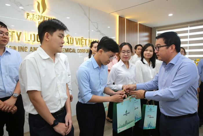 Tổng Giám đốc BSR Nguyễn Việt Thắng trao tận tay những món quà  để động viên lớp thế hệ “người PETROVIETNAM” mới làm việc tại BSR.