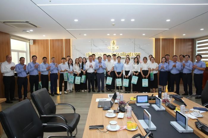 Tổng Giám đốc BSR Nguyễn Việt Thắng và ban lãnh đạo BSR tặng những món quà nhỏ động viên lớp thế hệ “người PETROVIETNAM” mới làm việc tại BSR
